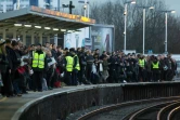 Des passagers attendent un train à la gare de Clapham Junction, lors d'un mouvement de grève dans les transports ferroviaires, le 10 janvier 2017 à Londres