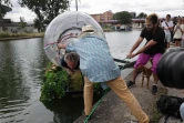 L’artiste performeur Abraham Poincheval à sa sortie, samedi, de la bouteille installée sur le Canal de l’Ourq à Saint-Denis.