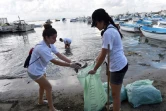 Des jeunes filles bénévoles nettoient la plage de Tamentfoust, le 1er juillet 2017
