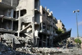 Photo fournie par l'agence officielle syrienne Sana montrant des soldats syriens inspectant les lieux d'un attentat à la bombe à Homs, le 5 septembre 2016