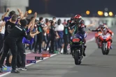 Le pilote Yamaha Fabio Quartararo en communion avec son équipe après sa victoire dans le GP de Doha à Lusail, le 4 avril 2021