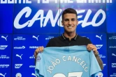 Joao Cancelo lors de sa signature à Manchester City le 8 août 2019