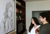 Paul et Tracy Naggear devant un portrait de leur fille Alexandra, tuée dans l'explosion du port de Beyrouth en août 2020, chez eux à Beit Mery, au Liban