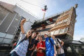 Des visiteurs prennent un selfie avec le navire HMS Victory, le 21 août 2024 à Portsmouth