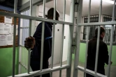 Un surveillant accompagne un prisonnier, le 27 novembre 2018 au centre pénitentaire de Bourg-en-Bresse