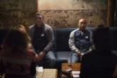 Des hommes et des femmes participant à un "shhhh dating" ou rencontre silencieuse dans un bar à l'est de Londres le 23 septembre 2015