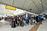 Des touristes à l'aéroport de Lombok après un séisme qui a secoué l'île indonésienne, le 6 août 2018 