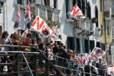 Activistes du Comité No Grandi Navi ("Non aux grands navires") le 2 juin à Venise après une collision entre un paquebot de croisière géant et un bateau touristique dans le canal de la Juidecca