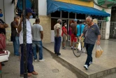 Des Cubains font la queue devant une boulangerie, le 4 janvier 2021 à La Havane