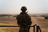 Un soldat britannique surveille le camp de Menaka abritant notamment les troupes européennes de l'opération Takuba, le 22 octobre 2021