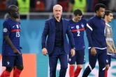 Le sélectionneur français Didier Deschamps au milieu de ses joueurs après l'élimination en 8e de finale de l'Euro contre la Suisse le 28 juin 2021 à Bucarest