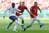 L'attaquant français Ousmane Dembélé tire devant la défense hongroise, lors de la 2e journée du groupe F à l'Euro 2020, le 19 juin 2021 à Budapest