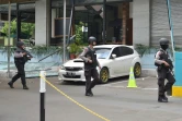 Des policiers indonésiens devant le café Starbucks détruit lors des attentats à Jakarta, le 14 janvier 2016