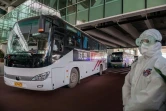 Un bus transportant les experts de l'OMS venus enquêter sur les origines de la pandémie quitte l'aéroport de Wuhan, le 14 janvier 2021 en Chine