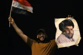 Un Irakien brandit le portrait du chef nationaliste chiite Moqtada Sadr, un des vainqueurs des législatives du week end en Irak, le 14 mai 2018 à Bagdad