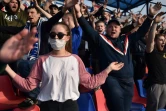 Les supporters du Dinamo Minsk en liesse après un but contre le FC Minsk, lors du derby de la capitale comptant pour le championnat bélarusse, le 28 mars 2020