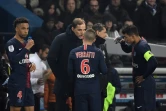 L'entraîneur du PSG Thomas Tuchel (c) parle à ses joueurs lors du match contre l'OM, au Parc des Princes, le 17 mars 2019 