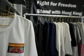 Des t-shirts de la marque Chickeeduck dans un magasin, le 13 avril 2021 à Hong Kong