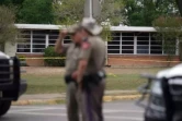 Des policiers de l'Etat du Texas se tiennent à l'extérieur de l'école primaire Robb, à Uvalde, après la fusillade le 24 mai 2022 ( AFP / allison dinner )