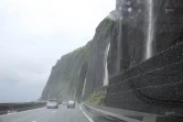 La route du Littoral basculée, l'Ouest touché par les inondations