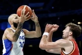 Le Français Evan Fournier (g) face à l'Allemand Moritz Wagner, en phase de poules, le 2 août 2024 au Stade Pierre-Mauroy à Villeneuve-d'Ascq