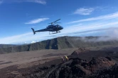 Des militaires portent secours à un touriste, en randonnée au volcan
