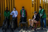 Des Mexicains font la queue pour se faire vacciner contre le Covid-19 à Tlalpan, à Mexico City, le 24 mars 2021