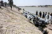 Des jeunes bénévoles participent à une campagne de nettoyage des rives du Tigre, le 11 mars 2022 à Bagdad, en Irak