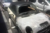 Voiture incendiée, brûlée, centre-ville, Saint-Denis, carcasse
