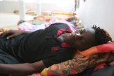 Photo prise le 4 juillet 2019 dans un centre Croissant-Rouge dans la ville tunisienne de Zarzis, montrant Soleiman Coulibaly, un jeune Malien sauvé in extremis en Méditérrannée après le naufrage d'un bateau de migrants parti de Libye