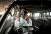 Un chauffeur de taxi ajuste son masque dans le township de Soweto, en Afrique du Sud, le 17 décembre 2020
