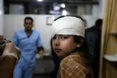 Une fille syrienne blessée reçoit des soins dans un hôpital de fortune dans la localité de Kafr Batna dans le fief rebelle de la Ghouta orientale près de Damas, après un raid du régime, le 21 février 2018