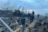 Photo émanant du compte officiel Telegram du gouverneur de la région de Donetsk Vadim Filashkin, le 6 janvier 2024, montrant des secouristes sur les lieux d'une frappe de missile à Pokrovsk, dans l'est de l'Ukraine 