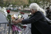 Des fleurs déposées le 14 novembre 2015 devant le Bataclan à Paris