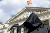 Un manifestant s'oppose à une loi légalisant l'euthanasie, à Madrid, en Espagne, le 18 mars 2021 
