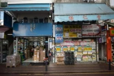 Une boutique de cosmétique à côté d'un commerce à louer (d)dans une rue de Sheung Shui, le 10 décembre 2021 à Hong Kong