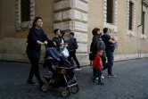 Nour, une réfugiée syrienne qui faisait partie des 12 Syriens ramenés par le pape François de Lesbos, et son fils Riad, le 5 avril 2017 à Rome