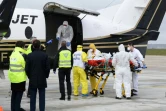 Un malade du Covid-19 évacué vers Bordeaux à l'hôpital d'Orly, en région parisienne, le 14 mars 2021