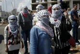 Des jeunes palestiniennes posent devant le photographe avant de se préparer à des affrontements avec des soldats israéliens à Beit El près de Ramallah (Cisjordanie), le 8 octobre 2015