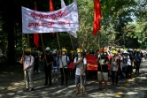 Des étudiants manifestent contre le coup d'état militaire à Rangoun, le 25 février 2021