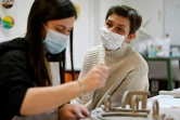Michèle Grenier (d), art thérapeute, parle à Charlotte, une étudiante, pendant un atelier proposé par l'association Pool d'art à Rennes, le 8 mars 2021