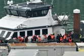 Des migrants secourus dans la Manche arrivent au port de Douvres, en Angleterre, le 17 janvier 2024