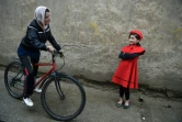 Kobra Samim s'adresse à une fillette dans les rues de Kaboul, le 14 avril 2019