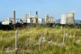 L'usine chimique Solvay vue depuis la plage, le 31 juillet 2019 à Rosignano Solvay, en Toscane