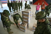 Des soldats distribuent du matériel électoral pour un référendum, le 20 avril 2024 à Quito, en Equateur