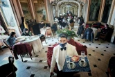 Un serveur apporte des expressos à des clients du café Gambrinus de Naples, le 13 février 2022 en Italie