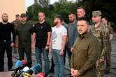 Volodymyr Zelensky (d) devant la presse avec des commandants du régiment Azov,
de retour de Turquie, à Lviv le 8 juillet 2023