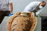 Des archéologues ouvrent un sarcophage découvert à Saqara, lors d'une cérémonie le 14 novembre 2020