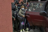 L'ancienne présidente par intérim Jeanine Añez escortée par des forces spéciales lors de son incarcération le 15 mars 2021 à La Paz 