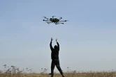 Un soldat ukrainien s'entraîne avec un drone dans la région de Kiev, le 29 février 2024